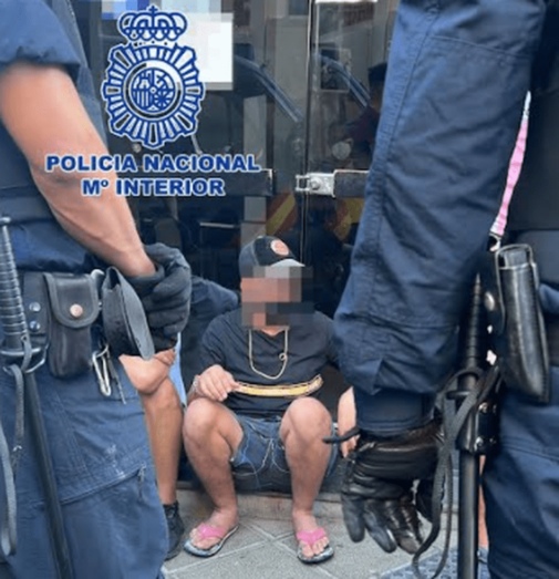 Fueron localizados en las inmediaciones, resistiéndose uno de ellos a la detención y lesionando a un agente / TA